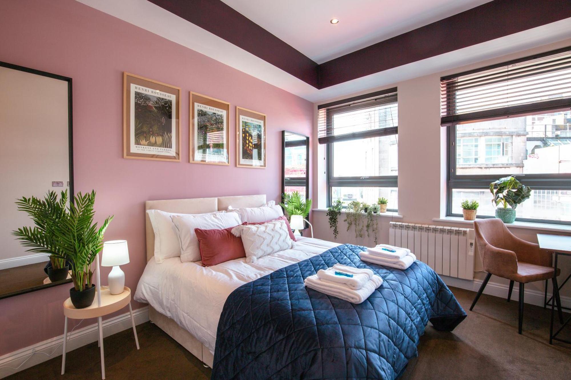 Apartment Queens Retreat Bn1, Next To Train Station And ,6guests