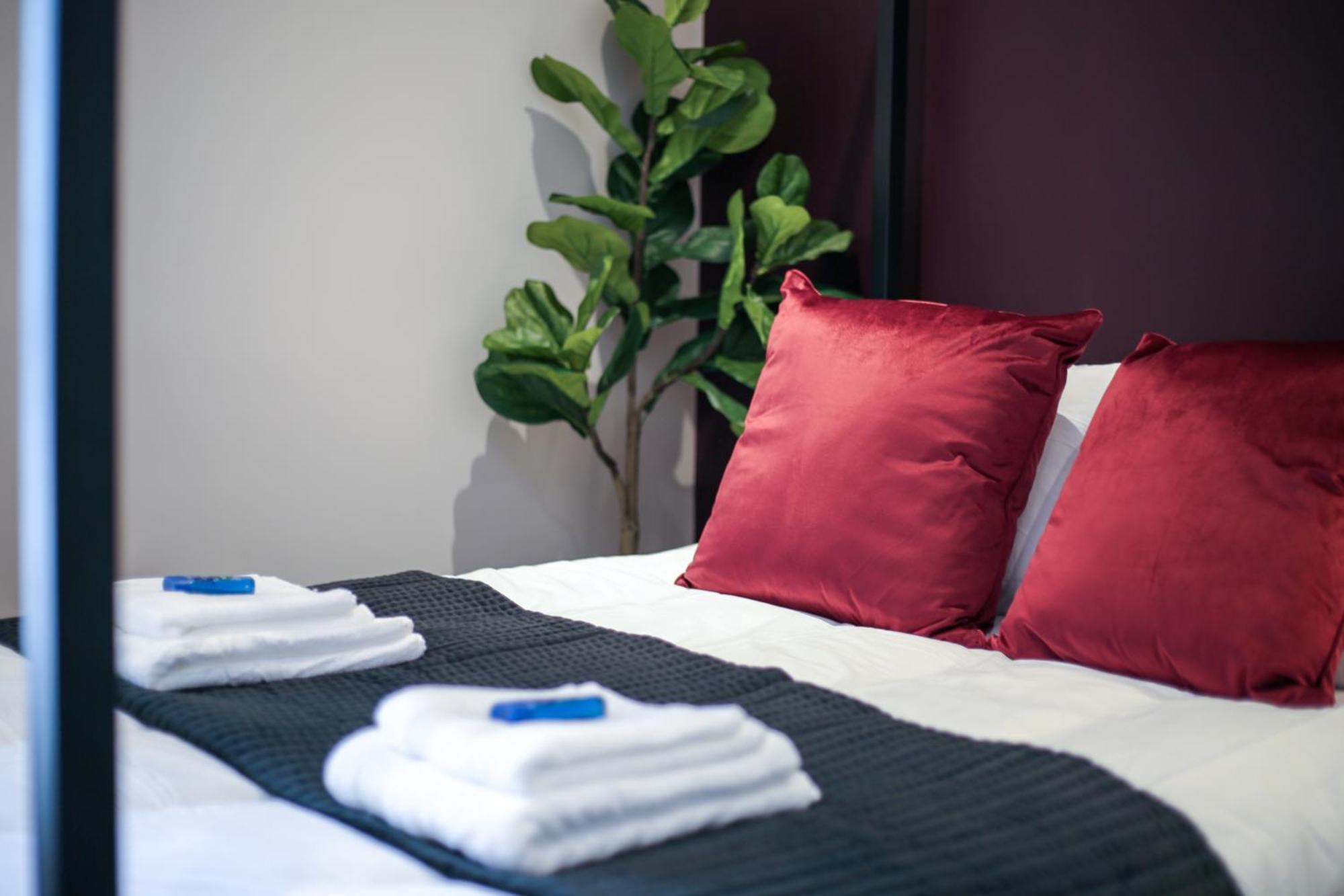 Queens Retreat Bn1, Next To Train Station And ,6guests
