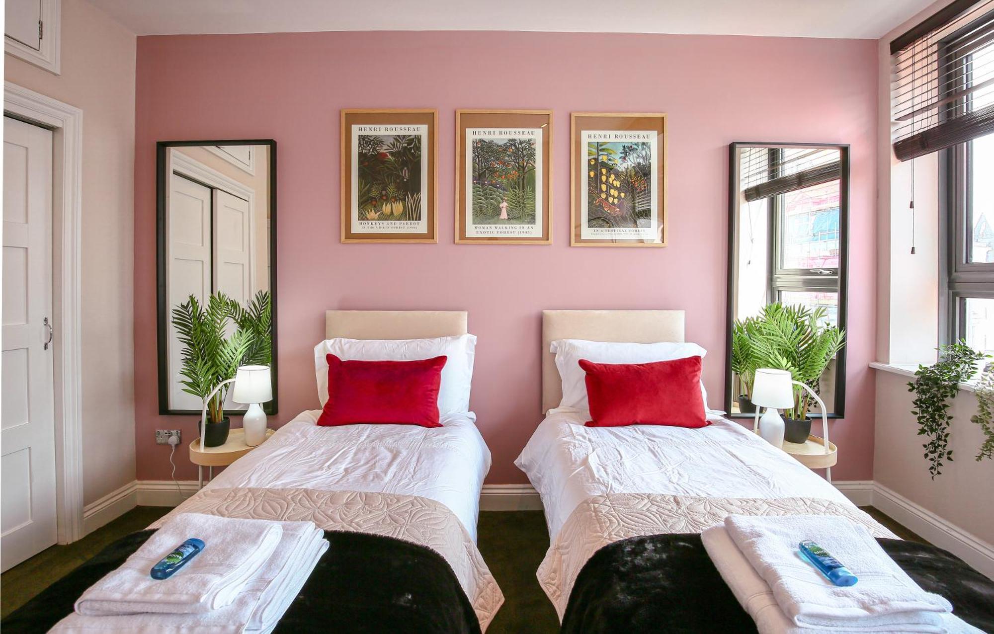 Queens Retreat Bn1, Next To Train Station And ,6guests Apartment *