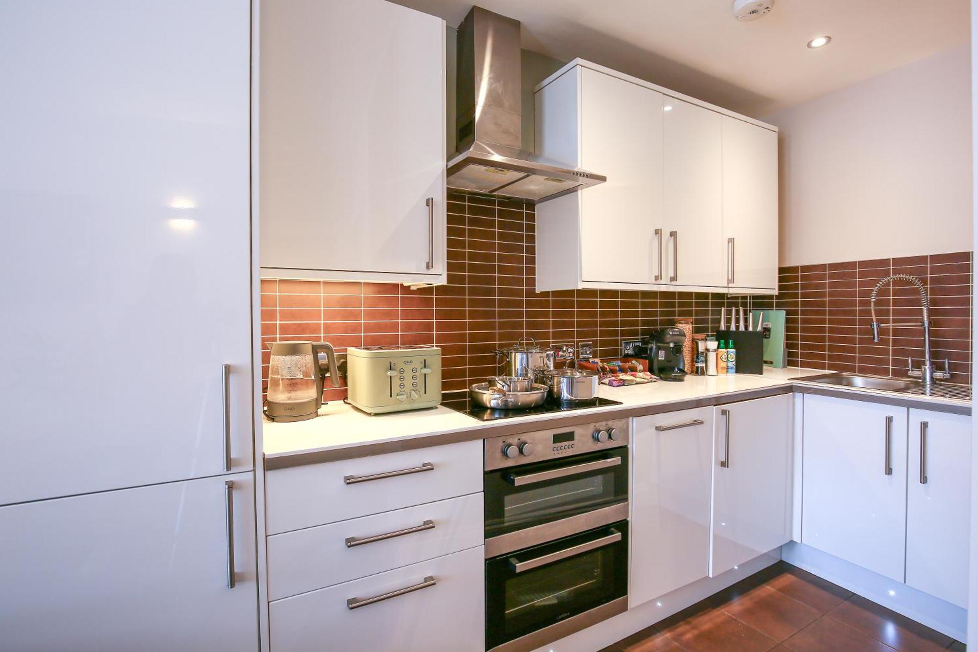 Apartment Queens Retreat Bn1, Next To Train Station And ,6guests *